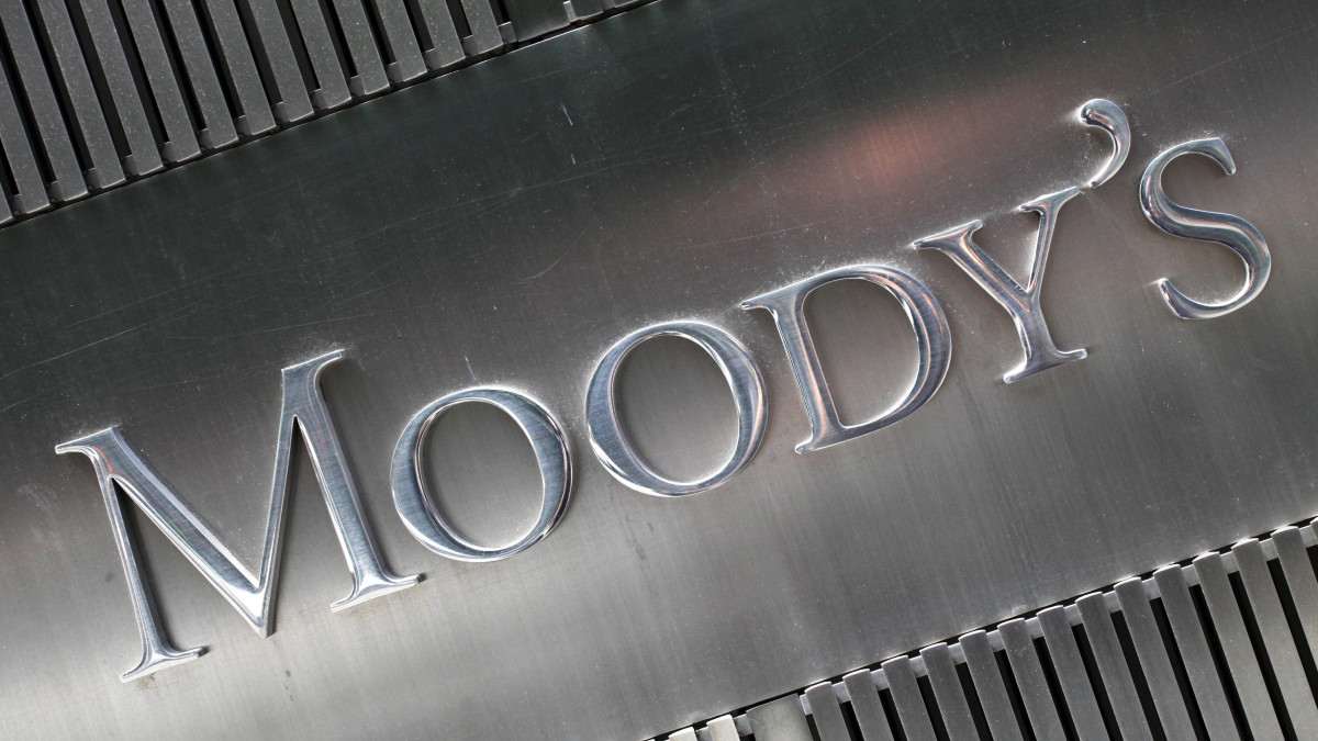 Moody’s: Προειδοποίηση για την σταθερότητα των ελληνικών τραπεζών-Υποβάθμισε σε ουδέτερο από θετικό το outlook 