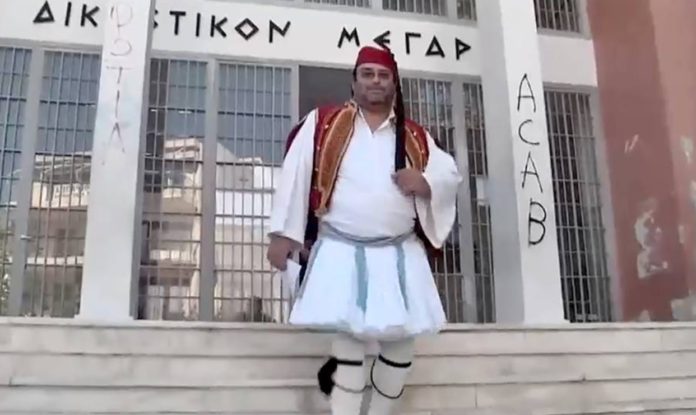 Η αποενοχοποίηση του γελοίου- Μια κοινωνία ανοχύρωτη στο δηλητήριο