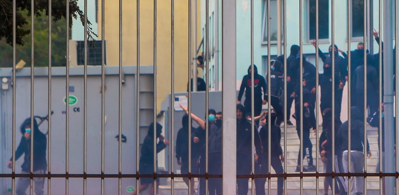 Επεισόδια ΕΠΑΛ Σταυρούπολης: Το προφίλ των συλληφθέντων και τα φυλλάδια της Χρυσής Αυγής | Έθνος