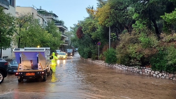 Δημήτρης Χριστόπουλος/ Η πλημμύρα, η ταπεινοφροσύνη και τα αθηναϊκά βουλεβάρτα