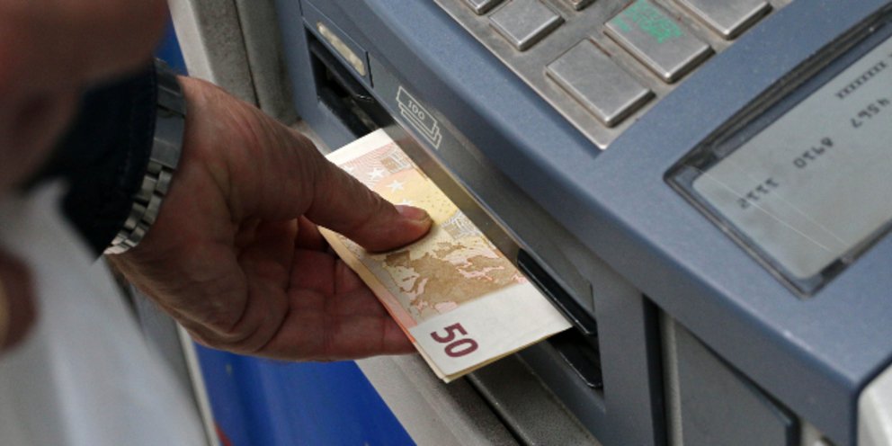 Κατασχέσεις: Τι αλλάζει στους λογαριασμούς, ποιοι κερδίζουν έως 4.200 ευρώ τον χρόνο