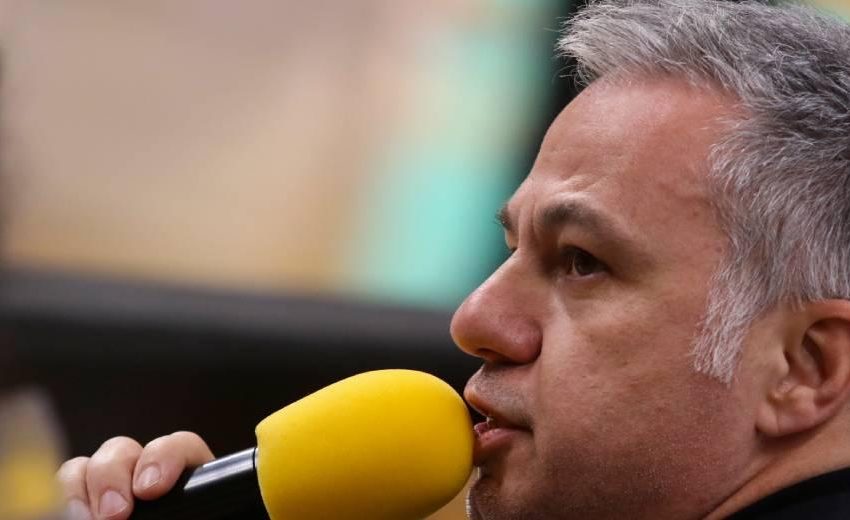 Χριστόφορος Ζαραλίκος : Έριξαν το Twitter του μετά από ανάρτηση για τον Κώστα Μπακογιάννη #freezaralikos