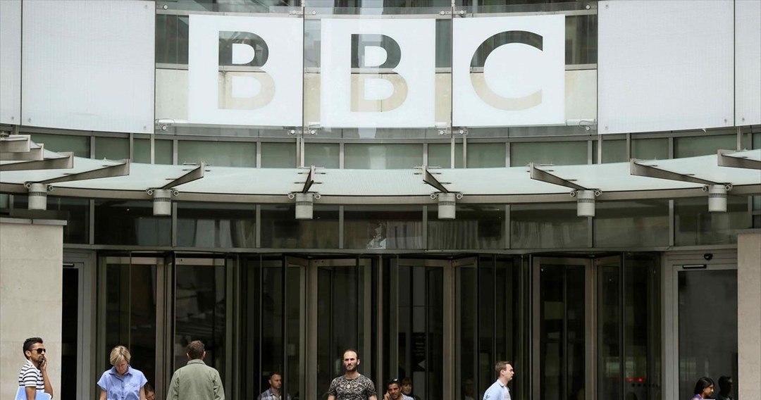 Βρετανία: Η κυβέρνηση διακόπτει τη χρηματοδότηση του BBC