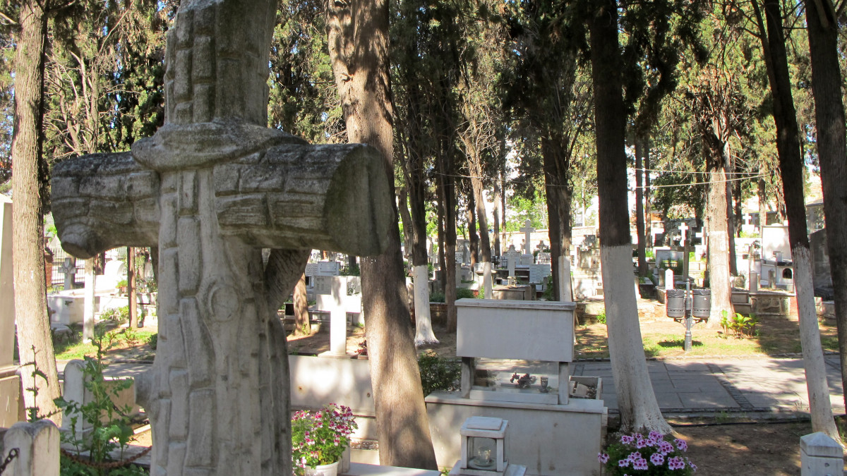 Κορωνοϊός: Γιατί δεν ολοκληρώνεται η αποσύνθεση των νεκρών έξι χρόνια μετά την πανδημία