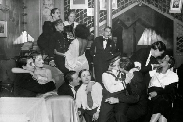 Η «πυραμίδα» της παρακμής: Κυκλώματα μαστροπείας – Ινφλουένσερς – Τηλεόραση