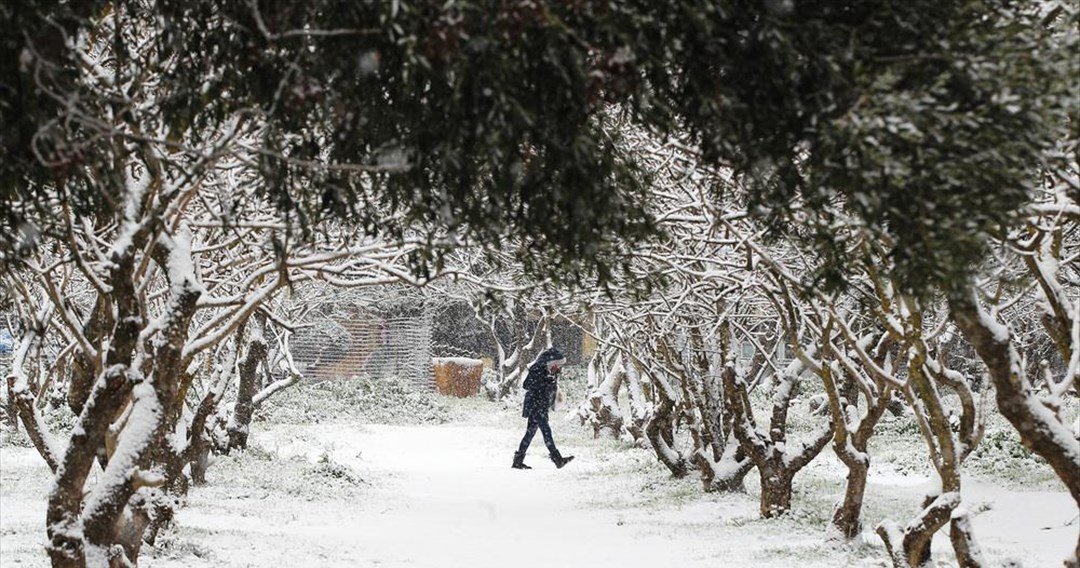 Καιρός: Χειμωνιάζει με βροχές, καταιγίδες και τοπικά χιόνια