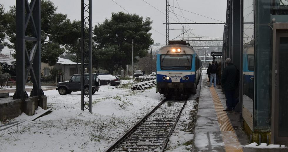 Περίπου 300 επιβάτες εγκλωβισμένοι σε τρένο στην Οινόη