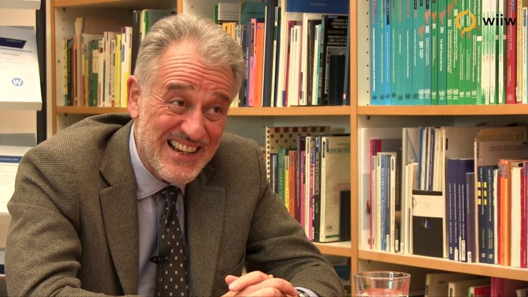 Λουκάς Τσούκαλης / Μπαίνουμε πιθανότατα σε μια εποχή που πηγαίνουμε με την όπισθεν