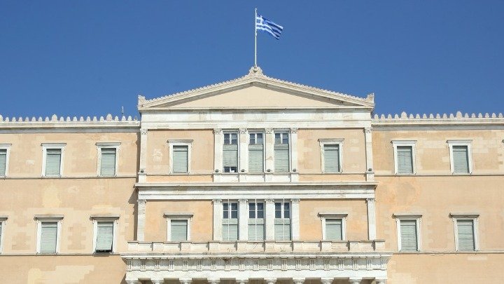Στην Ολομέλεια η αναστολή της ρήτρας αναπροσαρμογής και το πλαφόν στη χονδρική