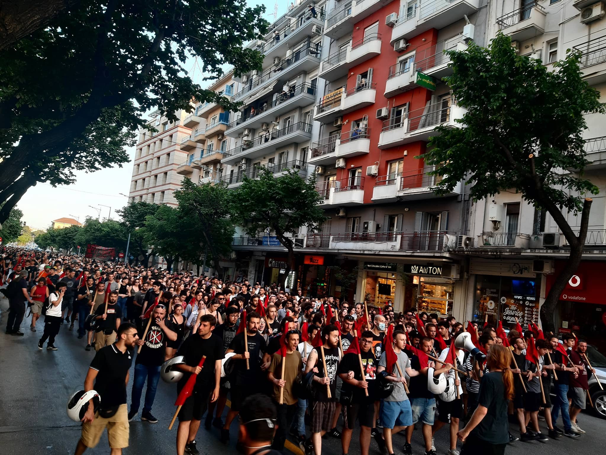 Χιλιάδες φοιτητές στον δρόμο μετά την άγρια επίθεση των ΜΑΤ στο ΑΠΘ&hellip;