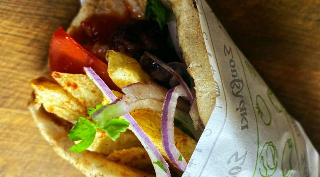 Σουβλάκι: Η ακρίβεια πλήττει και το πιο φθηνό φαγητό – Μειώθηκαν οι παραγγελίες