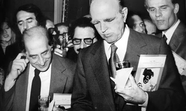 Η… ασεβής χειραψία με τον Πρόεδρο της Δημοκρατίας Κωνσταντίνο Καραμανλή