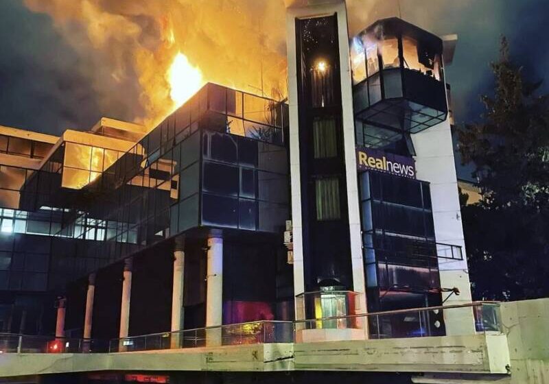 Συμπαράσταση από πολιτικούς και κόμματα για την εγκληματική επίθεση στον RealFm