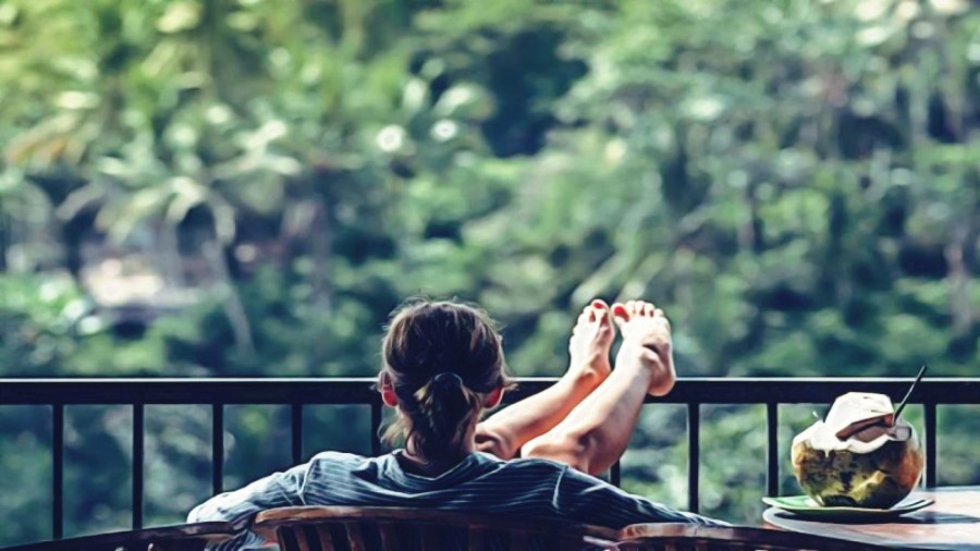 Καλοκαίρι στο μπαλκόνι για έναν στους δύο που δεν θα κάνει διακοπές φέτος λόγω κόστους