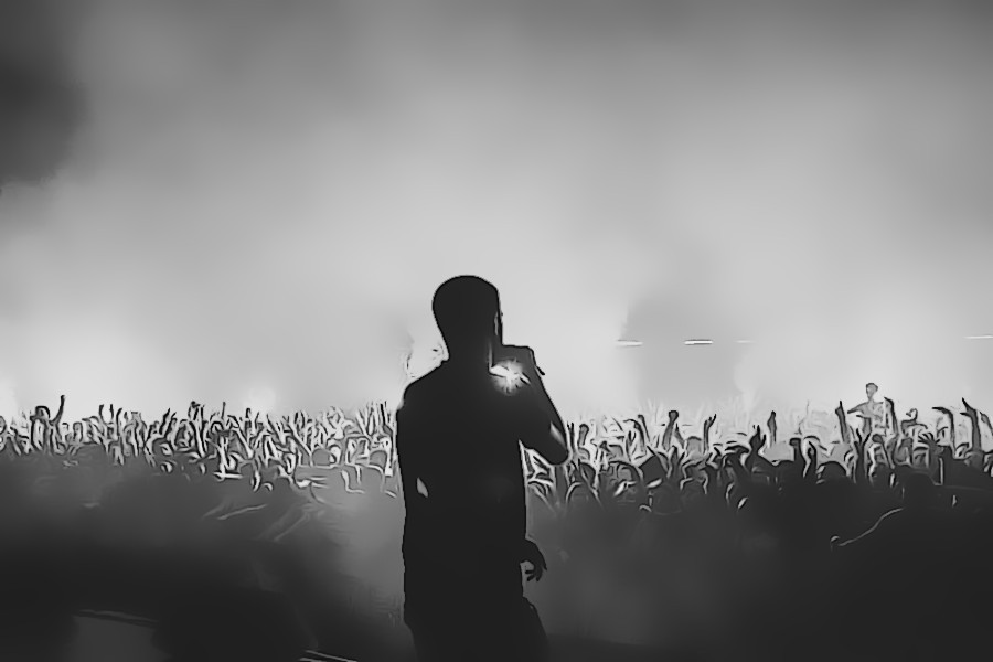 Συναυλία ΛΕΞ: 20.000 νέοι «πυρπόλησαν» το γήπεδο του Πανιώνιου και το «τείχος σιωπής»&hellip;