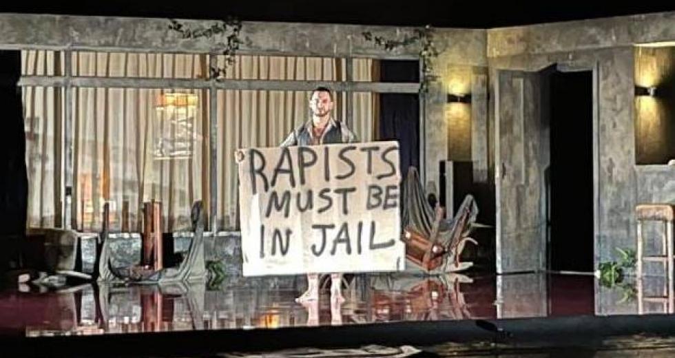 Σύγκρουση ΣΥΡΙΖΑ-Μενδώνη για τις αντιδράσεις στην αποφυλάκιση Λιγνάδη- Μαζικές παρεμβάσεις καλλιτεχνών