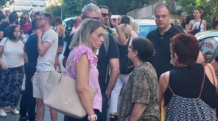 Δεκάδες έξω από το σπίτι της δημοσιογράφου Ιωάννας Κολοβού που βγήκε σε πλειστηριασμό