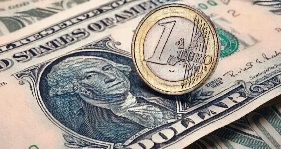 Καταποντίζεται το ευρώ έναντι του δολαρίου