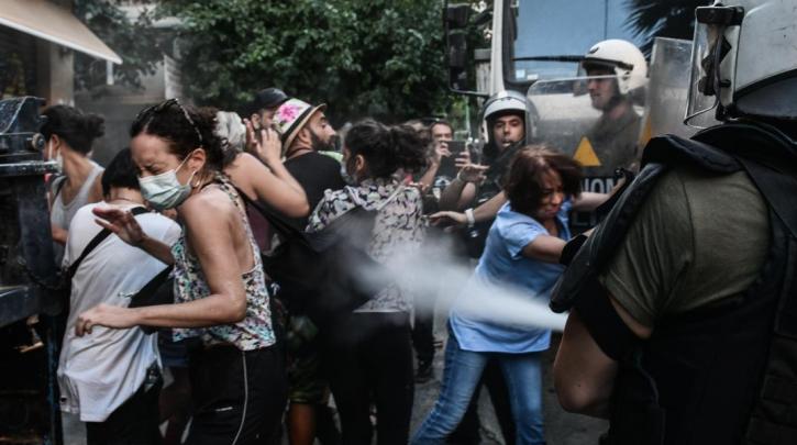 ΜΑΤ και χημικά για το μετρό στα Εξάρχεια