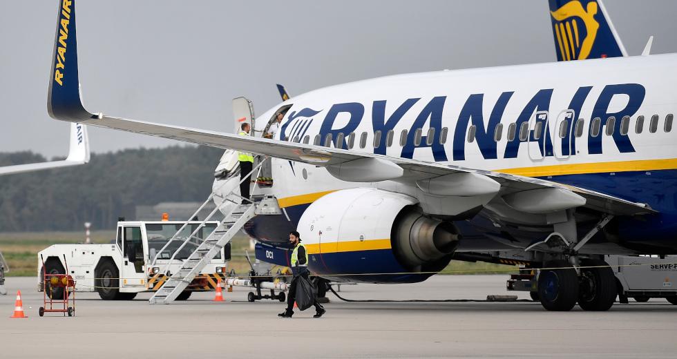 H Ryanair κλείνει τη βάση της στην Αθήνα για το χειμώνα