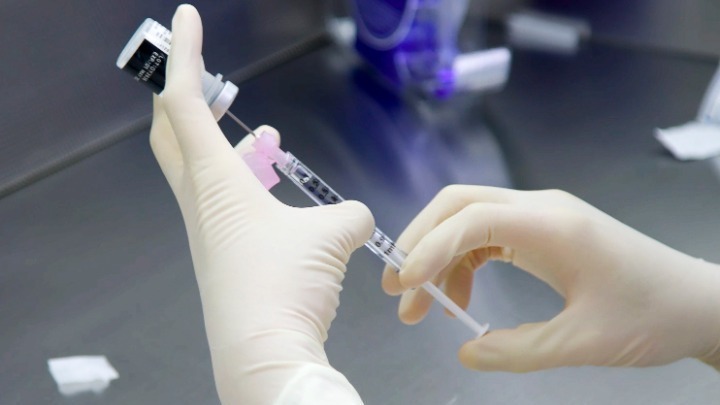 Την Τετάρτη 14 Σεπτεμβρίου θα ξεκινήσουν οι εμβολιασμοί με τα επικαιροποιημένα εμβόλια