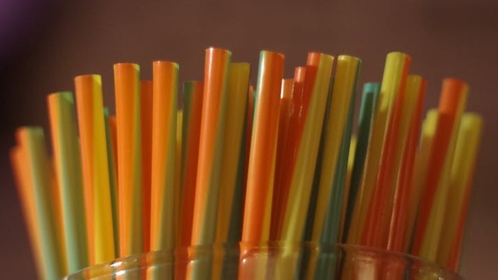 Πέτρος Βαρελίδης: κακώς απαγορεύτηκαν τα πλαστικά καλαμάκια