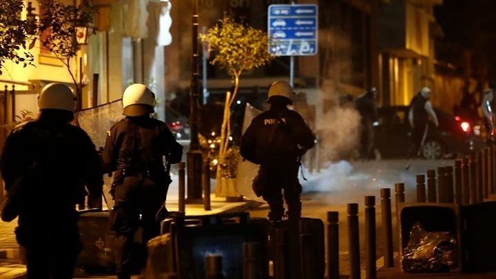 Ένταση για δεύτερη νύχτα στο ΑΠΘ – Αγριο ξύλο από τα ΜΑΤ στα…