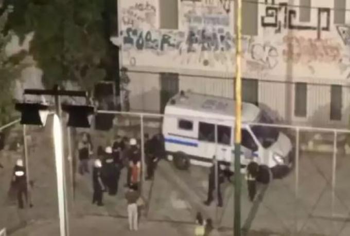 Αστυνομική βία: Άγριος ξυλοδαρμός πατέρα μπροστά στις κόρες του στον Λόφο του&hellip;