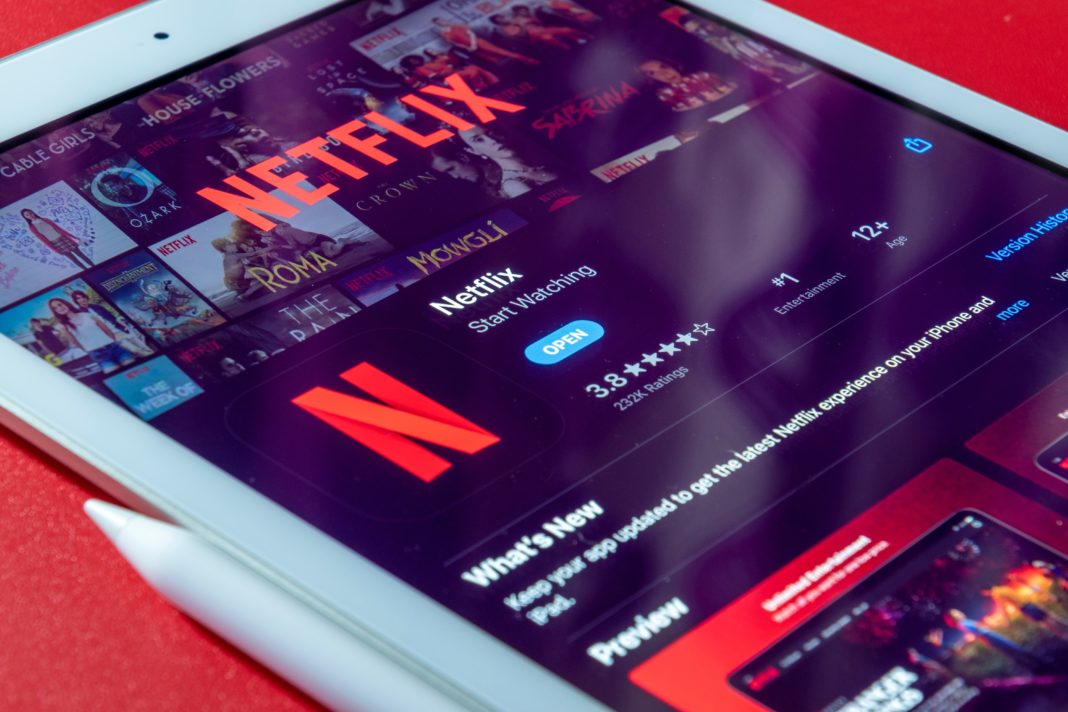 Το Netflix λανσάρει νέο φθηνότερο πακέτο με διαφημίσεις