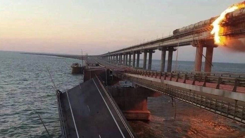 Πυρκαγιά στη γέφυρα της Κριμαίας από όχημα παγιδευμένο με εκρηκτικά