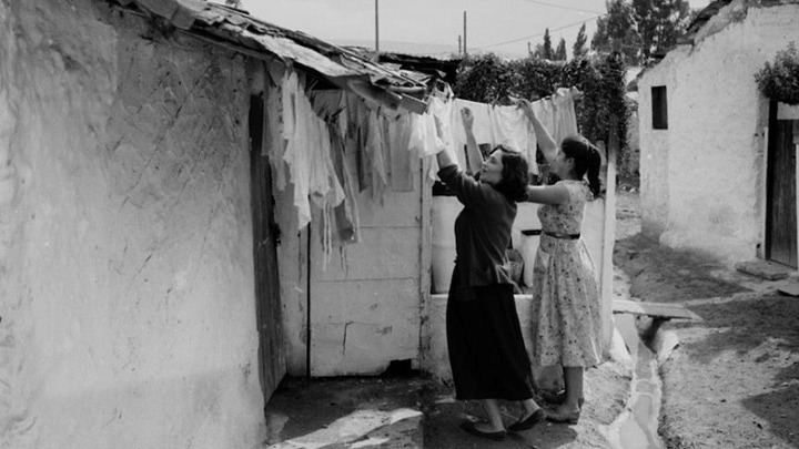 «Στα σύρματα μπουγάδες απλωμένες…»