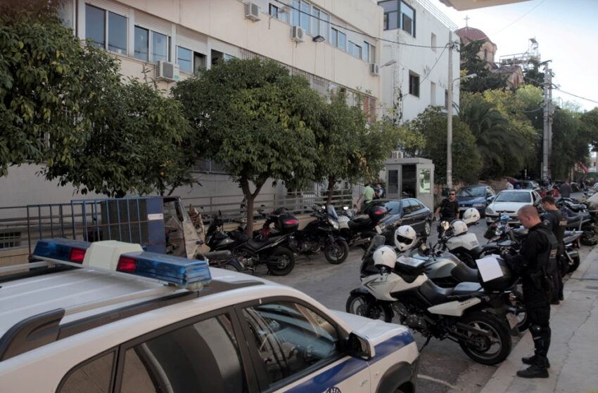 Τι απαντά ο πρώην διοικητής του αστυνομικού τμήματος στον Κολωνό για την φωτογραφία…