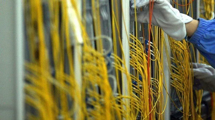 ΔΕΗ: Απλώνει οπτική ίνα σε 14 περιοχές της Αττικής και επεκτείνεται στα telecoms