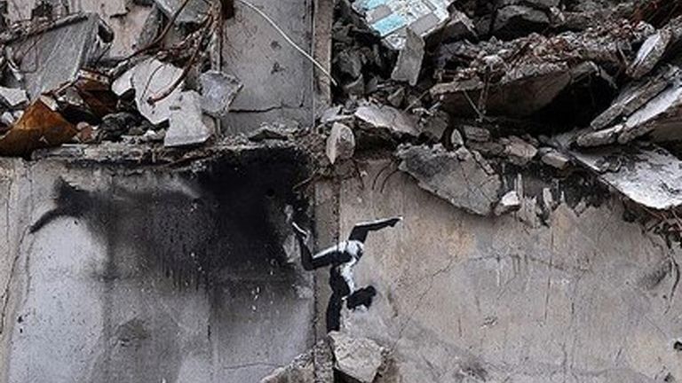 Γκράφιτι του Μπάνκσι σε βομβαρδισμένο σπίτι στην Μποροντιάνκα