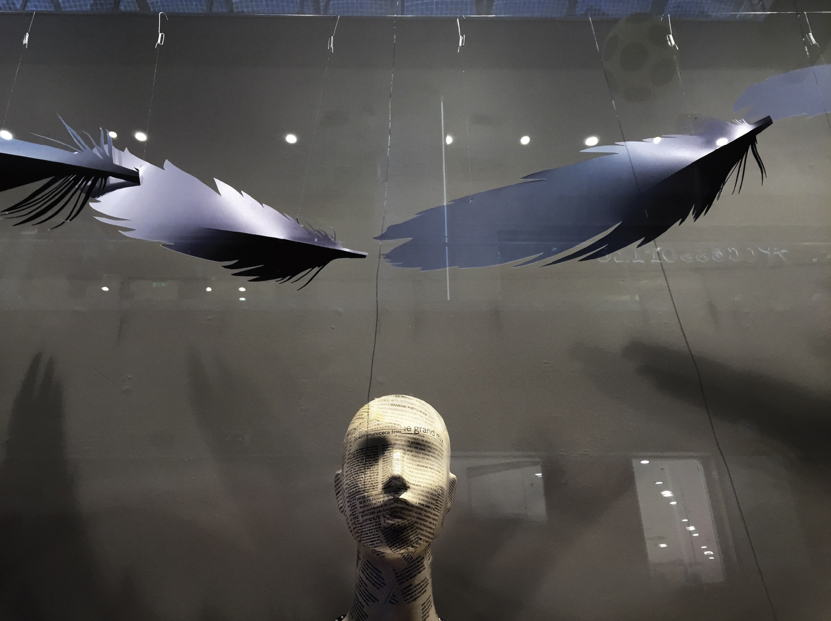 «Υπάρξεις»: Οι κούκλες της βιτρίνας «ζωντανεύουν» στο νέο φωτογραφικό λεύκωμα του Πλάτωνα Τσούλου