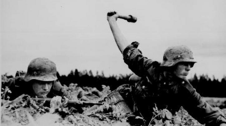 Στις 18 Δεκεμβρίου 1940 ο Χίτλερ υπογράφει την οδηγία για την «Επιχείρηση Μπαρμπαρόσα»