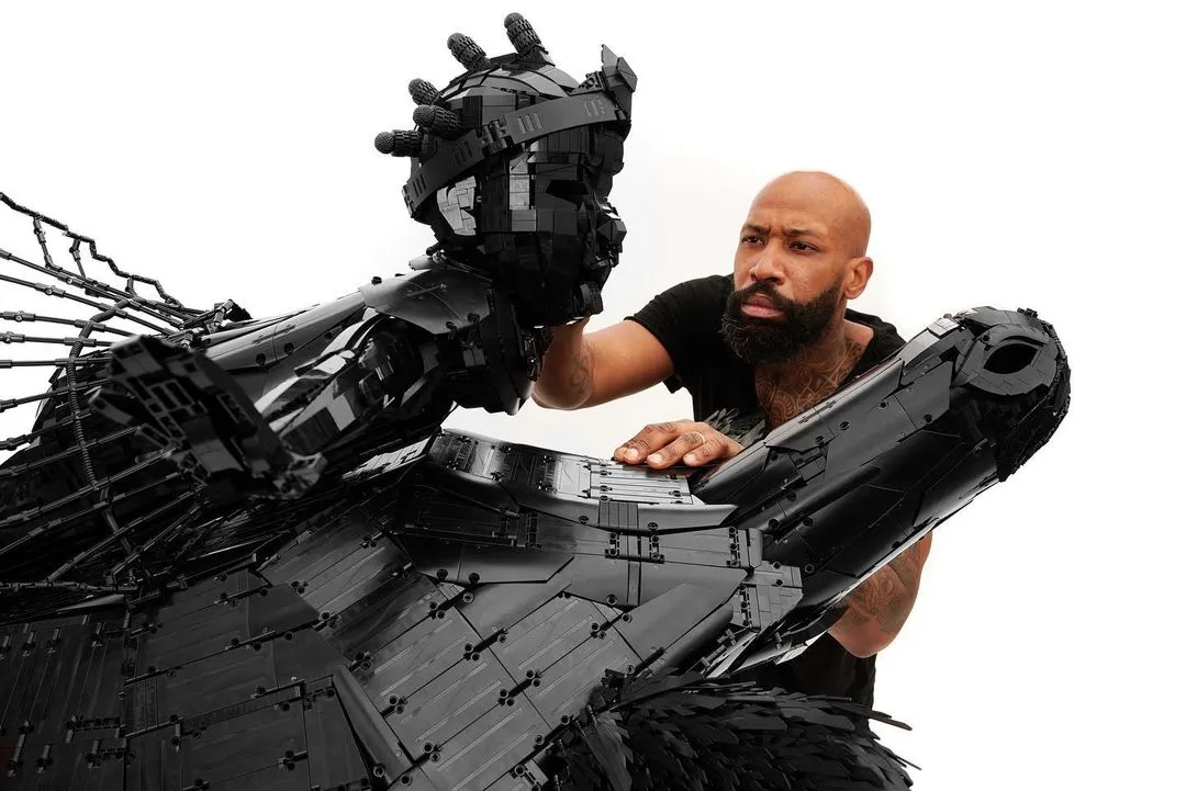 Αφροφουτουριστικά τοπία πόλης με 500.000 μαύρα κυβάκια Lego