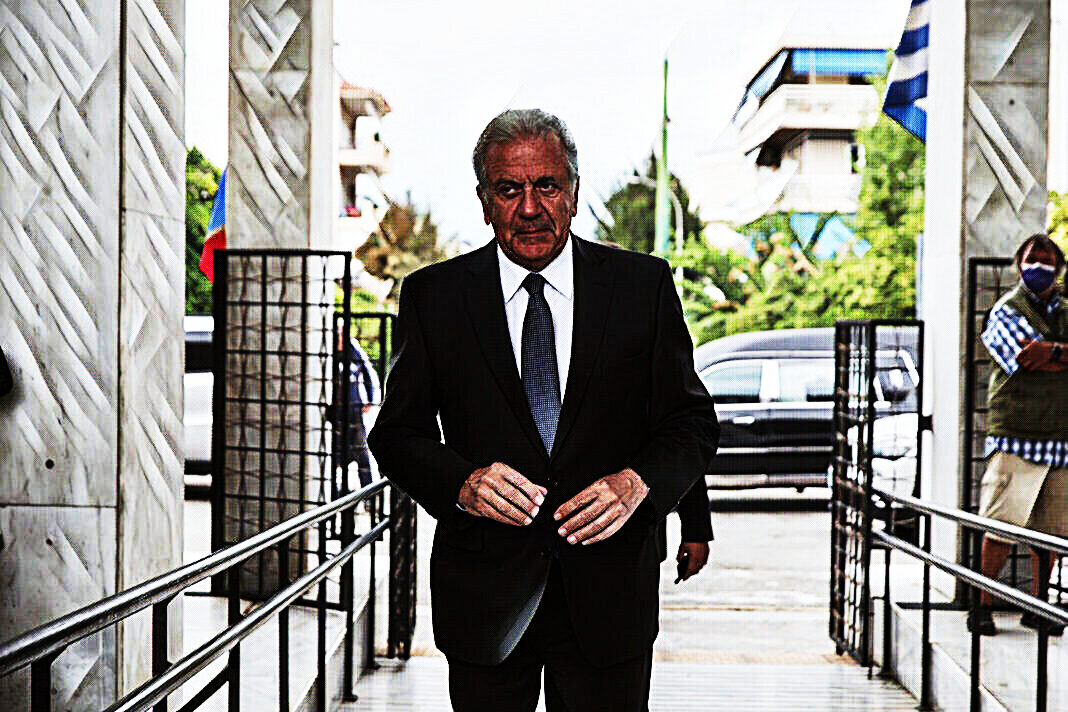 Αβραμόπουλος: Με έγκριση της Κομισιόν η συμμετοχή μου στην ΜΚΟ του Παντσέρι