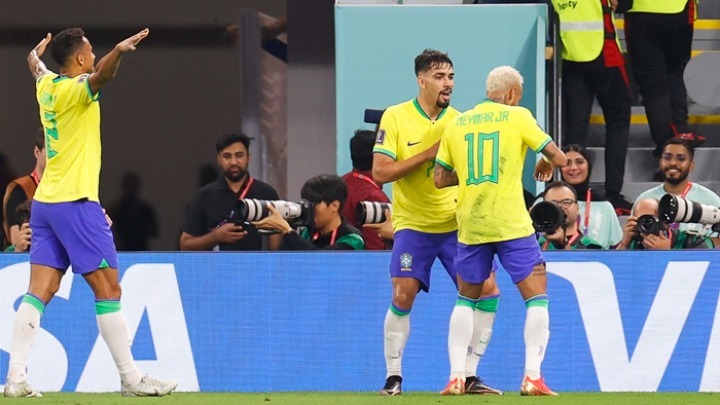 Χορεύοντας σάμπα στα προημιτελικά η Βραζιλία