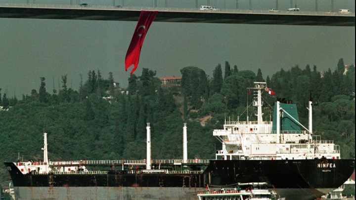 Η Τουρκία έχει μπλοκάρει τη διέλευση 20 δεξαμενόπλοιων από τα Στενά του Βοσπόρου