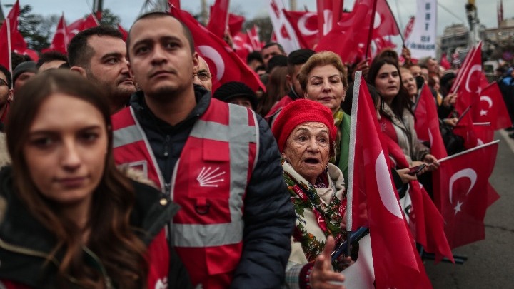 Δεκάδες χιλιάδες σε ευγκέντρωση στήριξης στον Ιμάμογλου στην Κωνσταντινούπολη