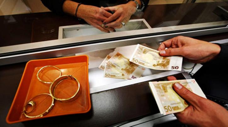Τοκογλύφοι: Αυξήθηκε ο τζίρος τους κατά 20% – Στο «σφυρί» βέρες, κειμήλια, κινητά
