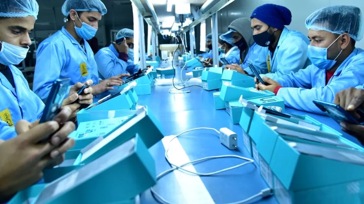 Η Ινδία σκοπεύει να απειλήσει την κυριαρχία της Κίνας στα κινητά τηλέφωνα  