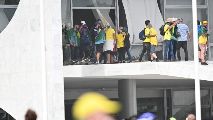 Οι δυνάμεις ασφαλείας έθεσαν υπό τον έλεγχό τους τα κυβερνητικά κτίρια στην&hellip;