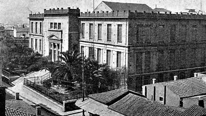 Εξάρχεια: Μία μακριά διαδρομή από τη λαμπρή λεωφόρο στα υποφωτισμένα στενά