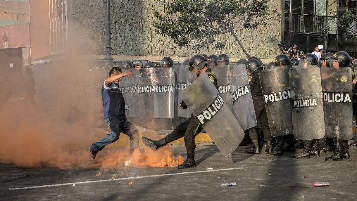 Πορεία χιλιάδων διαδηλωτών στην Λίμα – Ακόμη δυο θάνατοι διαδηλωτών στο νότο