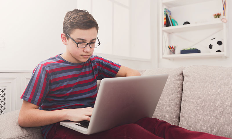 Έρευνα: Τα παιδιά εκτίθενται σε σκληρή πορνογραφία στο διαδίκτυο από πολύ μικρή ηλικία