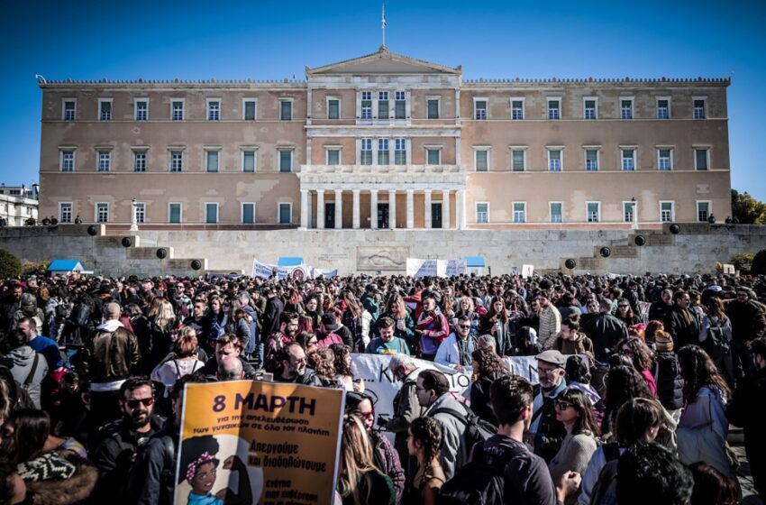 Στο Σύνταγμα οι καλλιτέχνες – “Κάτω τα ξερά σας από το μέλλον μας”