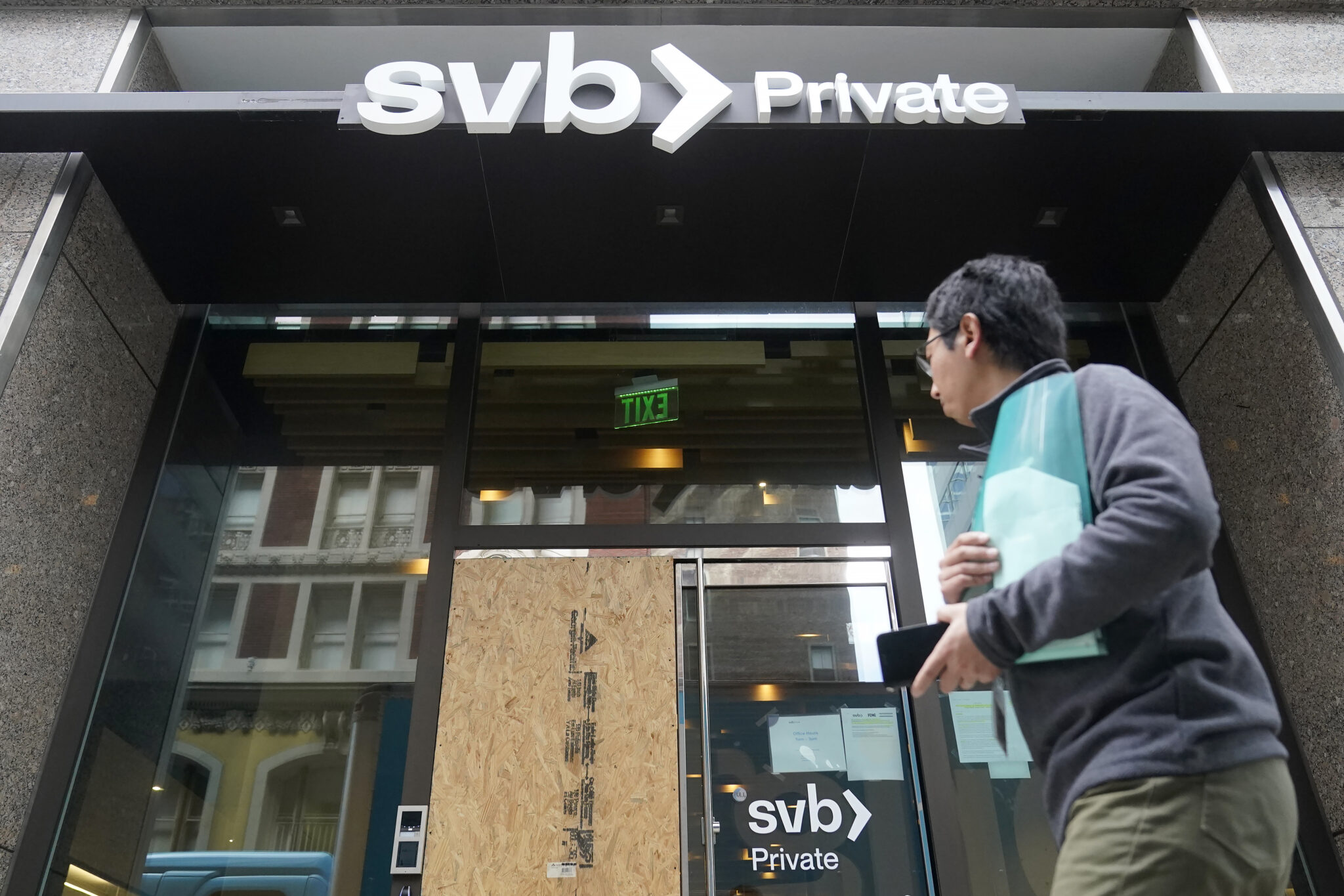 SVB: «Συναγερμός» για νέες αυξήσεις επιτοκίων μετά την κατάρρευση