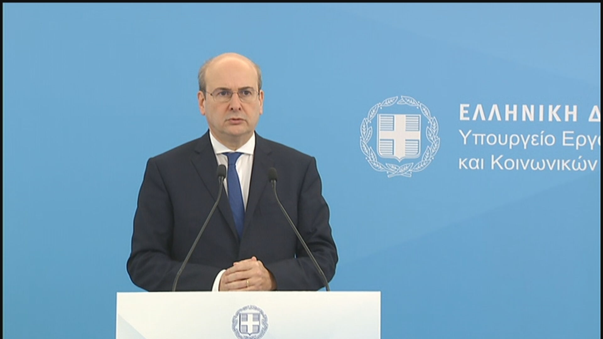 Χατζηδάκης – Κατώτατος μισθός: Τι κερδίζουν οι εργαζόμενοι – Αυξάνονται 19 επιδόματα